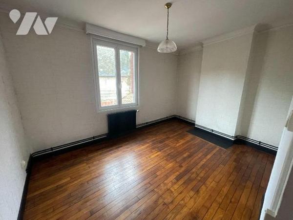 A VENDRE immeuble de rapport ST POL SUR TERNOISE au Centre ville.
- RDC  local commerciale : 4...