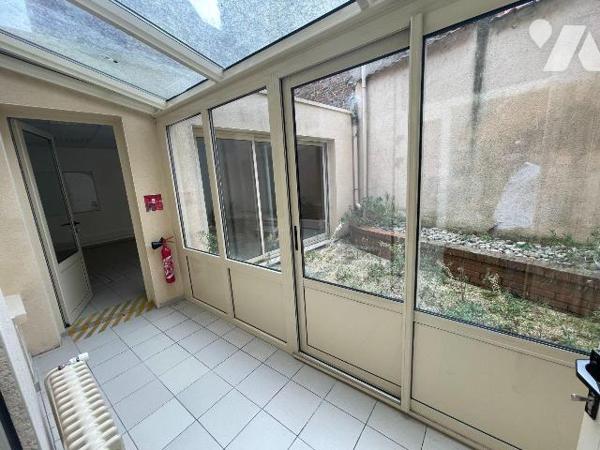 A VENDRE immeuble de rapport ST POL SUR TERNOISE au Centre ville.
- RDC  local commerciale : 4...