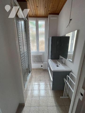 A VENDRE immeuble de rapport ST POL SUR TERNOISE au Centre ville.
- RDC  local commerciale : 4...