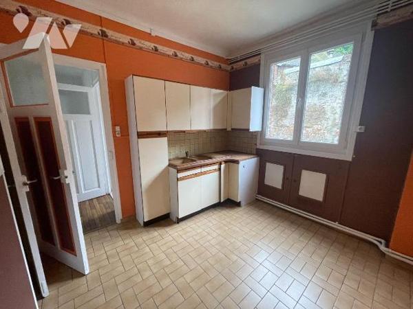 A VENDRE immeuble de rapport ST POL SUR TERNOISE au Centre ville.
- RDC  local commerciale : 4...