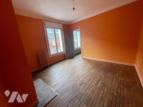 A VENDRE immeuble de rapport ST POL SUR TERNOISE au Centre ville.
- RDC  local commerciale : 4...