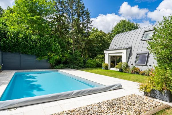 La maison atypique d’architecte avec piscine et jardin sans vis-à-vis