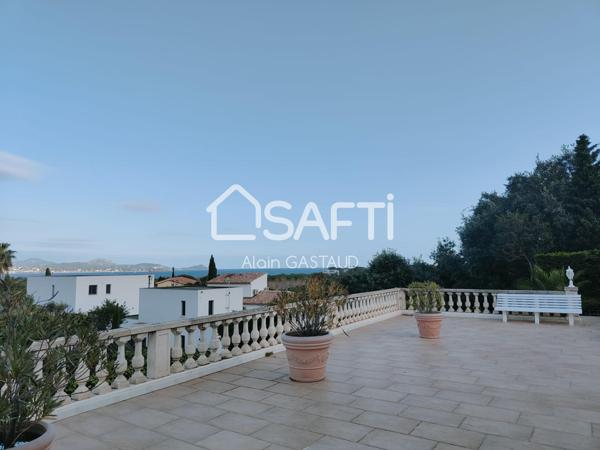 A Saint Aygulf, Villa avec Belle Vue Mer, Grande Piscine, deux Appartements, proche des Commerces.