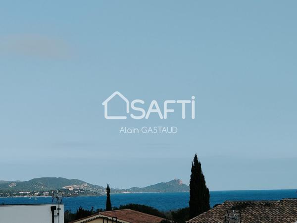 A Saint Aygulf, Villa avec Belle Vue Mer, Grande Piscine, deux Appartements, proche des Commerces.