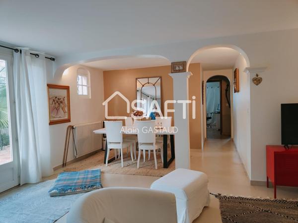 A Saint Aygulf, Villa avec Belle Vue Mer, Grande Piscine, deux Appartements, proche des Commerces.