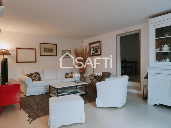 A Saint Aygulf, Villa avec Belle Vue Mer, Grande Piscine, deux Appartements, proche des Commerces.