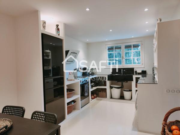 A Saint Aygulf, Villa avec Belle Vue Mer, Grande Piscine, deux Appartements, proche des Commerces.