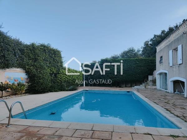 A Saint Aygulf, Villa avec Belle Vue Mer, Grande Piscine, deux Appartements, proche des Commerces.