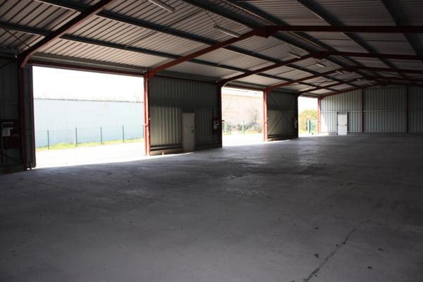 Bâtiment Industriel à vendre proche de TOURNUS (71) surface 447m2 (libre) eau et EDF sur place-1508m2 de terrain clos à 200 000 €