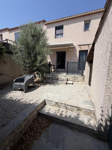 🏡  Maison traversante entièrement rénovée de 90 m2 au sein d'un lotissement privé

Située au fond d'une impasse, au sein d'un lotissement privé, découvrez cette charmante maison de 90 m², entièrement rénovée en 2023, offrant un cadre de vie paisible, moderne et parfaitement adapté à une vie de famille.

Dès l'entrée, vous serez séduit par la qualité de la rénovation et les volumes bien pensés. Au rez-de-chaussée, la maison propose une spacieuse cuisine entièrement aménagée, prolongée par un cellier particulièrement pratique pour le rangement et le quotidien.

La pièce de vie, lumineuse et conviviale, bénéficie d'un excellent confort grâce à une pompe à chaleur complétée par un poêle à granulés, ce dernier étant largement suffisant pour chauffer la maison durant l'hiver.

À l'étage, l'espace nuit se compose de trois chambres, dont deux orientées au nord et une au sud, ainsi que d'une belle salle de bains entièrement rénovée avec goût, alliant modernité et fonctionnalité.

Côté extérieur, la propriété dispose de 157 m² d'espaces extérieurs, répartis entre un jardin exposé au nord et un second au sud. Cette double exposition permet de profiter pleinement des extérieurs tout au long de l'année : un espace ombragé particulièrement agréable durant les fortes chaleurs estivales, et un jardin ensoleillé idéal pour les repas et moments de détente en hiver.

La maison est complétée par un garage fermé ainsi qu'une place de stationnement privative, offrant un véritable confort au quotidien.

📍 Les points forts :

✅ Maison entièrement rénovée en 2023
✅ Lotissement privé au fond d'une impasse
✅ 90 m² habitables
✅ 157 m² d'espaces extérieurs exposés nord et sud
✅ Grande cuisine aménagée avec cellier
✅ Belle pièce de vie lumineuse
✅ Pompe à chaleur et poêle à granulés
✅ Trois chambres
✅ Garage fermé et place de parking privative

Une maison clé en main, alliant confort moderne, dans un cadre de vie privilégié, idéale pour une famille ou pour toute personne recherchant le calme tout en bénéficiant de prestations de qualité.