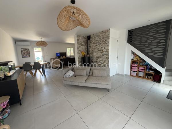 🏡  Maison traversante entièrement rénovée de 90 m2 au sein d'un lotissement privé

Située au fond d'une impasse, au sein d'un lotissement privé, découvrez cette charmante maison de 90 m², entièrement rénovée en 2023, offrant un cadre de vie paisible, moderne et parfaitement adapté à une vie de famille.

Dès l'entrée, vous serez séduit par la qualité de la rénovation et les volumes bien pensés. Au rez-de-chaussée, la maison propose une spacieuse cuisine entièrement aménagée, prolongée par un cellier particulièrement pratique pour le rangement et le quotidien.

La pièce de vie, lumineuse et conviviale, bénéficie d'un excellent confort grâce à une pompe à chaleur complétée par un poêle à granulés, ce dernier étant largement suffisant pour chauffer la maison durant l'hiver.

À l'étage, l'espace nuit se compose de trois chambres, dont deux orientées au nord et une au sud, ainsi que d'une belle salle de bains entièrement rénovée avec goût, alliant modernité et fonctionnalité.

Côté extérieur, la propriété dispose de 157 m² d'espaces extérieurs, répartis entre un jardin exposé au nord et un second au sud. Cette double exposition permet de profiter pleinement des extérieurs tout au long de l'année : un espace ombragé particulièrement agréable durant les fortes chaleurs estivales, et un jardin ensoleillé idéal pour les repas et moments de détente en hiver.

La maison est complétée par un garage fermé ainsi qu'une place de stationnement privative, offrant un véritable confort au quotidien.

📍 Les points forts :

✅ Maison entièrement rénovée en 2023
✅ Lotissement privé au fond d'une impasse
✅ 90 m² habitables
✅ 157 m² d'espaces extérieurs exposés nord et sud
✅ Grande cuisine aménagée avec cellier
✅ Belle pièce de vie lumineuse
✅ Pompe à chaleur et poêle à granulés
✅ Trois chambres
✅ Garage fermé et place de parking privative

Une maison clé en main, alliant confort moderne, dans un cadre de vie privilégié, idéale pour une famille ou pour toute personne recherchant le calme tout en bénéficiant de prestations de qualité.