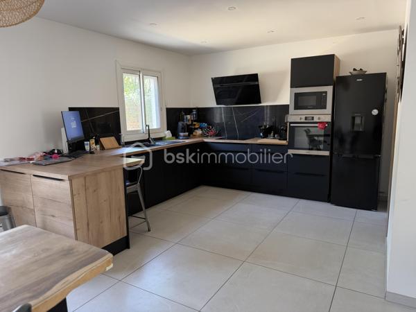 🏡  Maison traversante entièrement rénovée de 90 m2 au sein d'un lotissement privé

Située au fond d'une impasse, au sein d'un lotissement privé, découvrez cette charmante maison de 90 m², entièrement rénovée en 2023, offrant un cadre de vie paisible, moderne et parfaitement adapté à une vie de famille.

Dès l'entrée, vous serez séduit par la qualité de la rénovation et les volumes bien pensés. Au rez-de-chaussée, la maison propose une spacieuse cuisine entièrement aménagée, prolongée par un cellier particulièrement pratique pour le rangement et le quotidien.

La pièce de vie, lumineuse et conviviale, bénéficie d'un excellent confort grâce à une pompe à chaleur complétée par un poêle à granulés, ce dernier étant largement suffisant pour chauffer la maison durant l'hiver.

À l'étage, l'espace nuit se compose de trois chambres, dont deux orientées au nord et une au sud, ainsi que d'une belle salle de bains entièrement rénovée avec goût, alliant modernité et fonctionnalité.

Côté extérieur, la propriété dispose de 157 m² d'espaces extérieurs, répartis entre un jardin exposé au nord et un second au sud. Cette double exposition permet de profiter pleinement des extérieurs tout au long de l'année : un espace ombragé particulièrement agréable durant les fortes chaleurs estivales, et un jardin ensoleillé idéal pour les repas et moments de détente en hiver.

La maison est complétée par un garage fermé ainsi qu'une place de stationnement privative, offrant un véritable confort au quotidien.

📍 Les points forts :

✅ Maison entièrement rénovée en 2023
✅ Lotissement privé au fond d'une impasse
✅ 90 m² habitables
✅ 157 m² d'espaces extérieurs exposés nord et sud
✅ Grande cuisine aménagée avec cellier
✅ Belle pièce de vie lumineuse
✅ Pompe à chaleur et poêle à granulés
✅ Trois chambres
✅ Garage fermé et place de parking privative

Une maison clé en main, alliant confort moderne, dans un cadre de vie privilégié, idéale pour une famille ou pour toute personne recherchant le calme tout en bénéficiant de prestations de qualité.