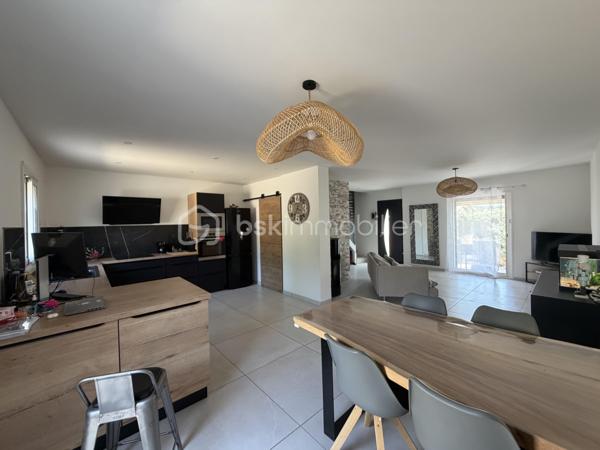 🏡  Maison traversante entièrement rénovée de 90 m2 au sein d'un lotissement privé

Située au fond d'une impasse, au sein d'un lotissement privé, découvrez cette charmante maison de 90 m², entièrement rénovée en 2023, offrant un cadre de vie paisible, moderne et parfaitement adapté à une vie de famille.

Dès l'entrée, vous serez séduit par la qualité de la rénovation et les volumes bien pensés. Au rez-de-chaussée, la maison propose une spacieuse cuisine entièrement aménagée, prolongée par un cellier particulièrement pratique pour le rangement et le quotidien.

La pièce de vie, lumineuse et conviviale, bénéficie d'un excellent confort grâce à une pompe à chaleur complétée par un poêle à granulés, ce dernier étant largement suffisant pour chauffer la maison durant l'hiver.

À l'étage, l'espace nuit se compose de trois chambres, dont deux orientées au nord et une au sud, ainsi que d'une belle salle de bains entièrement rénovée avec goût, alliant modernité et fonctionnalité.

Côté extérieur, la propriété dispose de 157 m² d'espaces extérieurs, répartis entre un jardin exposé au nord et un second au sud. Cette double exposition permet de profiter pleinement des extérieurs tout au long de l'année : un espace ombragé particulièrement agréable durant les fortes chaleurs estivales, et un jardin ensoleillé idéal pour les repas et moments de détente en hiver.

La maison est complétée par un garage fermé ainsi qu'une place de stationnement privative, offrant un véritable confort au quotidien.

📍 Les points forts :

✅ Maison entièrement rénovée en 2023
✅ Lotissement privé au fond d'une impasse
✅ 90 m² habitables
✅ 157 m² d'espaces extérieurs exposés nord et sud
✅ Grande cuisine aménagée avec cellier
✅ Belle pièce de vie lumineuse
✅ Pompe à chaleur et poêle à granulés
✅ Trois chambres
✅ Garage fermé et place de parking privative

Une maison clé en main, alliant confort moderne, dans un cadre de vie privilégié, idéale pour une famille ou pour toute personne recherchant le calme tout en bénéficiant de prestations de qualité.