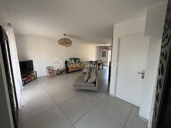 🏡  Maison traversante entièrement rénovée de 90 m2 au sein d'un lotissement privé

Située au fond d'une impasse, au sein d'un lotissement privé, découvrez cette charmante maison de 90 m², entièrement rénovée en 2023, offrant un cadre de vie paisible, moderne et parfaitement adapté à une vie de famille.

Dès l'entrée, vous serez séduit par la qualité de la rénovation et les volumes bien pensés. Au rez-de-chaussée, la maison propose une spacieuse cuisine entièrement aménagée, prolongée par un cellier particulièrement pratique pour le rangement et le quotidien.

La pièce de vie, lumineuse et conviviale, bénéficie d'un excellent confort grâce à une pompe à chaleur complétée par un poêle à granulés, ce dernier étant largement suffisant pour chauffer la maison durant l'hiver.

À l'étage, l'espace nuit se compose de trois chambres, dont deux orientées au nord et une au sud, ainsi que d'une belle salle de bains entièrement rénovée avec goût, alliant modernité et fonctionnalité.

Côté extérieur, la propriété dispose de 157 m² d'espaces extérieurs, répartis entre un jardin exposé au nord et un second au sud. Cette double exposition permet de profiter pleinement des extérieurs tout au long de l'année : un espace ombragé particulièrement agréable durant les fortes chaleurs estivales, et un jardin ensoleillé idéal pour les repas et moments de détente en hiver.

La maison est complétée par un garage fermé ainsi qu'une place de stationnement privative, offrant un véritable confort au quotidien.

📍 Les points forts :

✅ Maison entièrement rénovée en 2023
✅ Lotissement privé au fond d'une impasse
✅ 90 m² habitables
✅ 157 m² d'espaces extérieurs exposés nord et sud
✅ Grande cuisine aménagée avec cellier
✅ Belle pièce de vie lumineuse
✅ Pompe à chaleur et poêle à granulés
✅ Trois chambres
✅ Garage fermé et place de parking privative

Une maison clé en main, alliant confort moderne, dans un cadre de vie privilégié, idéale pour une famille ou pour toute personne recherchant le calme tout en bénéficiant de prestations de qualité.