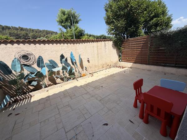 🏡  Maison traversante entièrement rénovée de 90 m2 au sein d'un lotissement privé

Située au fond d'une impasse, au sein d'un lotissement privé, découvrez cette charmante maison de 90 m², entièrement rénovée en 2023, offrant un cadre de vie paisible, moderne et parfaitement adapté à une vie de famille.

Dès l'entrée, vous serez séduit par la qualité de la rénovation et les volumes bien pensés. Au rez-de-chaussée, la maison propose une spacieuse cuisine entièrement aménagée, prolongée par un cellier particulièrement pratique pour le rangement et le quotidien.

La pièce de vie, lumineuse et conviviale, bénéficie d'un excellent confort grâce à une pompe à chaleur complétée par un poêle à granulés, ce dernier étant largement suffisant pour chauffer la maison durant l'hiver.

À l'étage, l'espace nuit se compose de trois chambres, dont deux orientées au nord et une au sud, ainsi que d'une belle salle de bains entièrement rénovée avec goût, alliant modernité et fonctionnalité.

Côté extérieur, la propriété dispose de 157 m² d'espaces extérieurs, répartis entre un jardin exposé au nord et un second au sud. Cette double exposition permet de profiter pleinement des extérieurs tout au long de l'année : un espace ombragé particulièrement agréable durant les fortes chaleurs estivales, et un jardin ensoleillé idéal pour les repas et moments de détente en hiver.

La maison est complétée par un garage fermé ainsi qu'une place de stationnement privative, offrant un véritable confort au quotidien.

📍 Les points forts :

✅ Maison entièrement rénovée en 2023
✅ Lotissement privé au fond d'une impasse
✅ 90 m² habitables
✅ 157 m² d'espaces extérieurs exposés nord et sud
✅ Grande cuisine aménagée avec cellier
✅ Belle pièce de vie lumineuse
✅ Pompe à chaleur et poêle à granulés
✅ Trois chambres
✅ Garage fermé et place de parking privative

Une maison clé en main, alliant confort moderne, dans un cadre de vie privilégié, idéale pour une famille ou pour toute personne recherchant le calme tout en bénéficiant de prestations de qualité.