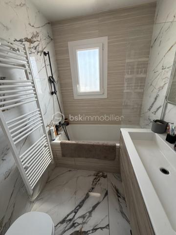 🏡  Maison traversante entièrement rénovée de 90 m2 au sein d'un lotissement privé

Située au fond d'une impasse, au sein d'un lotissement privé, découvrez cette charmante maison de 90 m², entièrement rénovée en 2023, offrant un cadre de vie paisible, moderne et parfaitement adapté à une vie de famille.

Dès l'entrée, vous serez séduit par la qualité de la rénovation et les volumes bien pensés. Au rez-de-chaussée, la maison propose une spacieuse cuisine entièrement aménagée, prolongée par un cellier particulièrement pratique pour le rangement et le quotidien.

La pièce de vie, lumineuse et conviviale, bénéficie d'un excellent confort grâce à une pompe à chaleur complétée par un poêle à granulés, ce dernier étant largement suffisant pour chauffer la maison durant l'hiver.

À l'étage, l'espace nuit se compose de trois chambres, dont deux orientées au nord et une au sud, ainsi que d'une belle salle de bains entièrement rénovée avec goût, alliant modernité et fonctionnalité.

Côté extérieur, la propriété dispose de 157 m² d'espaces extérieurs, répartis entre un jardin exposé au nord et un second au sud. Cette double exposition permet de profiter pleinement des extérieurs tout au long de l'année : un espace ombragé particulièrement agréable durant les fortes chaleurs estivales, et un jardin ensoleillé idéal pour les repas et moments de détente en hiver.

La maison est complétée par un garage fermé ainsi qu'une place de stationnement privative, offrant un véritable confort au quotidien.

📍 Les points forts :

✅ Maison entièrement rénovée en 2023
✅ Lotissement privé au fond d'une impasse
✅ 90 m² habitables
✅ 157 m² d'espaces extérieurs exposés nord et sud
✅ Grande cuisine aménagée avec cellier
✅ Belle pièce de vie lumineuse
✅ Pompe à chaleur et poêle à granulés
✅ Trois chambres
✅ Garage fermé et place de parking privative

Une maison clé en main, alliant confort moderne, dans un cadre de vie privilégié, idéale pour une famille ou pour toute personne recherchant le calme tout en bénéficiant de prestations de qualité.
