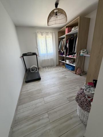 🏡  Maison traversante entièrement rénovée de 90 m2 au sein d'un lotissement privé

Située au fond d'une impasse, au sein d'un lotissement privé, découvrez cette charmante maison de 90 m², entièrement rénovée en 2023, offrant un cadre de vie paisible, moderne et parfaitement adapté à une vie de famille.

Dès l'entrée, vous serez séduit par la qualité de la rénovation et les volumes bien pensés. Au rez-de-chaussée, la maison propose une spacieuse cuisine entièrement aménagée, prolongée par un cellier particulièrement pratique pour le rangement et le quotidien.

La pièce de vie, lumineuse et conviviale, bénéficie d'un excellent confort grâce à une pompe à chaleur complétée par un poêle à granulés, ce dernier étant largement suffisant pour chauffer la maison durant l'hiver.

À l'étage, l'espace nuit se compose de trois chambres, dont deux orientées au nord et une au sud, ainsi que d'une belle salle de bains entièrement rénovée avec goût, alliant modernité et fonctionnalité.

Côté extérieur, la propriété dispose de 157 m² d'espaces extérieurs, répartis entre un jardin exposé au nord et un second au sud. Cette double exposition permet de profiter pleinement des extérieurs tout au long de l'année : un espace ombragé particulièrement agréable durant les fortes chaleurs estivales, et un jardin ensoleillé idéal pour les repas et moments de détente en hiver.

La maison est complétée par un garage fermé ainsi qu'une place de stationnement privative, offrant un véritable confort au quotidien.

📍 Les points forts :

✅ Maison entièrement rénovée en 2023
✅ Lotissement privé au fond d'une impasse
✅ 90 m² habitables
✅ 157 m² d'espaces extérieurs exposés nord et sud
✅ Grande cuisine aménagée avec cellier
✅ Belle pièce de vie lumineuse
✅ Pompe à chaleur et poêle à granulés
✅ Trois chambres
✅ Garage fermé et place de parking privative

Une maison clé en main, alliant confort moderne, dans un cadre de vie privilégié, idéale pour une famille ou pour toute personne recherchant le calme tout en bénéficiant de prestations de qualité.