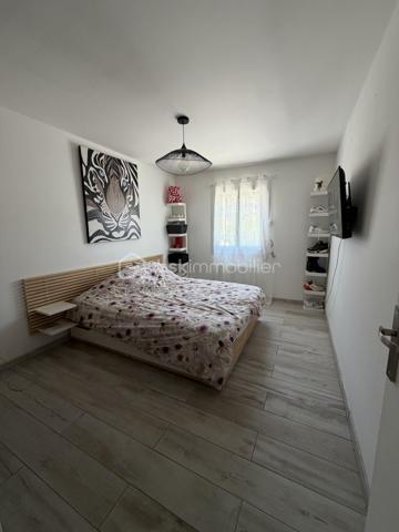 🏡  Maison traversante entièrement rénovée de 90 m2 au sein d'un lotissement privé

Située au fond d'une impasse, au sein d'un lotissement privé, découvrez cette charmante maison de 90 m², entièrement rénovée en 2023, offrant un cadre de vie paisible, moderne et parfaitement adapté à une vie de famille.

Dès l'entrée, vous serez séduit par la qualité de la rénovation et les volumes bien pensés. Au rez-de-chaussée, la maison propose une spacieuse cuisine entièrement aménagée, prolongée par un cellier particulièrement pratique pour le rangement et le quotidien.

La pièce de vie, lumineuse et conviviale, bénéficie d'un excellent confort grâce à une pompe à chaleur complétée par un poêle à granulés, ce dernier étant largement suffisant pour chauffer la maison durant l'hiver.

À l'étage, l'espace nuit se compose de trois chambres, dont deux orientées au nord et une au sud, ainsi que d'une belle salle de bains entièrement rénovée avec goût, alliant modernité et fonctionnalité.

Côté extérieur, la propriété dispose de 157 m² d'espaces extérieurs, répartis entre un jardin exposé au nord et un second au sud. Cette double exposition permet de profiter pleinement des extérieurs tout au long de l'année : un espace ombragé particulièrement agréable durant les fortes chaleurs estivales, et un jardin ensoleillé idéal pour les repas et moments de détente en hiver.

La maison est complétée par un garage fermé ainsi qu'une place de stationnement privative, offrant un véritable confort au quotidien.

📍 Les points forts :

✅ Maison entièrement rénovée en 2023
✅ Lotissement privé au fond d'une impasse
✅ 90 m² habitables
✅ 157 m² d'espaces extérieurs exposés nord et sud
✅ Grande cuisine aménagée avec cellier
✅ Belle pièce de vie lumineuse
✅ Pompe à chaleur et poêle à granulés
✅ Trois chambres
✅ Garage fermé et place de parking privative

Une maison clé en main, alliant confort moderne, dans un cadre de vie privilégié, idéale pour une famille ou pour toute personne recherchant le calme tout en bénéficiant de prestations de qualité.