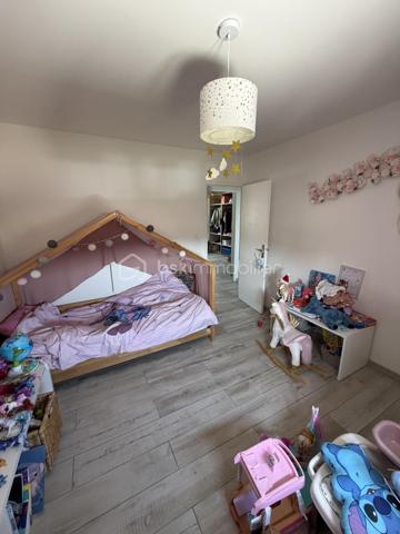 🏡  Maison traversante entièrement rénovée de 90 m2 au sein d'un lotissement privé

Située au fond d'une impasse, au sein d'un lotissement privé, découvrez cette charmante maison de 90 m², entièrement rénovée en 2023, offrant un cadre de vie paisible, moderne et parfaitement adapté à une vie de famille.

Dès l'entrée, vous serez séduit par la qualité de la rénovation et les volumes bien pensés. Au rez-de-chaussée, la maison propose une spacieuse cuisine entièrement aménagée, prolongée par un cellier particulièrement pratique pour le rangement et le quotidien.

La pièce de vie, lumineuse et conviviale, bénéficie d'un excellent confort grâce à une pompe à chaleur complétée par un poêle à granulés, ce dernier étant largement suffisant pour chauffer la maison durant l'hiver.

À l'étage, l'espace nuit se compose de trois chambres, dont deux orientées au nord et une au sud, ainsi que d'une belle salle de bains entièrement rénovée avec goût, alliant modernité et fonctionnalité.

Côté extérieur, la propriété dispose de 157 m² d'espaces extérieurs, répartis entre un jardin exposé au nord et un second au sud. Cette double exposition permet de profiter pleinement des extérieurs tout au long de l'année : un espace ombragé particulièrement agréable durant les fortes chaleurs estivales, et un jardin ensoleillé idéal pour les repas et moments de détente en hiver.

La maison est complétée par un garage fermé ainsi qu'une place de stationnement privative, offrant un véritable confort au quotidien.

📍 Les points forts :

✅ Maison entièrement rénovée en 2023
✅ Lotissement privé au fond d'une impasse
✅ 90 m² habitables
✅ 157 m² d'espaces extérieurs exposés nord et sud
✅ Grande cuisine aménagée avec cellier
✅ Belle pièce de vie lumineuse
✅ Pompe à chaleur et poêle à granulés
✅ Trois chambres
✅ Garage fermé et place de parking privative

Une maison clé en main, alliant confort moderne, dans un cadre de vie privilégié, idéale pour une famille ou pour toute personne recherchant le calme tout en bénéficiant de prestations de qualité.