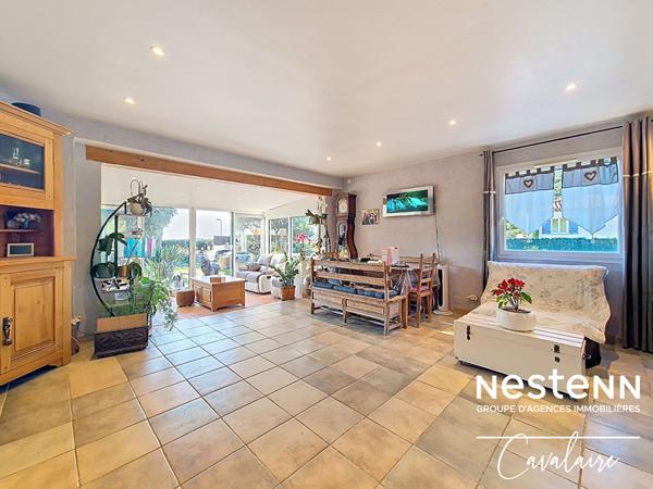 Maison d'environ 120 m² de plain-pied avec vue mer sur un terrain piscinable dans un quartier prisé de Cavalaire