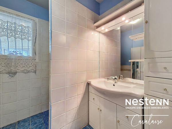 Maison d'environ 120 m² de plain-pied avec vue mer sur un terrain piscinable dans un quartier prisé de Cavalaire