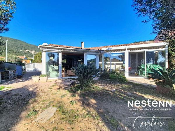 Maison d'environ 120 m² de plain-pied avec vue mer sur un terrain piscinable dans un quartier prisé de Cavalaire