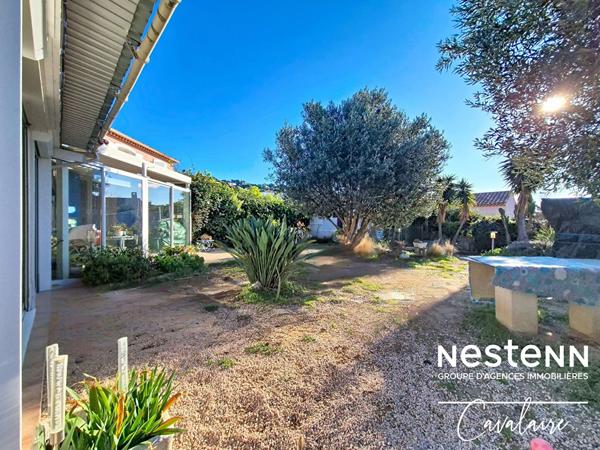 Maison d'environ 120 m² de plain-pied avec vue mer sur un terrain piscinable dans un quartier prisé de Cavalaire