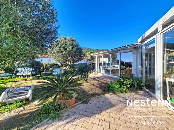 Maison d'environ 120 m² de plain-pied avec vue mer sur un terrain piscinable dans un quartier prisé de Cavalaire