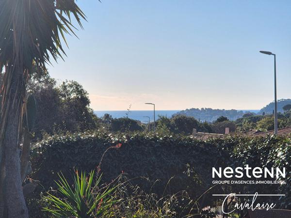 Maison d'environ 120 m² de plain-pied avec vue mer sur un terrain piscinable dans un quartier prisé de Cavalaire