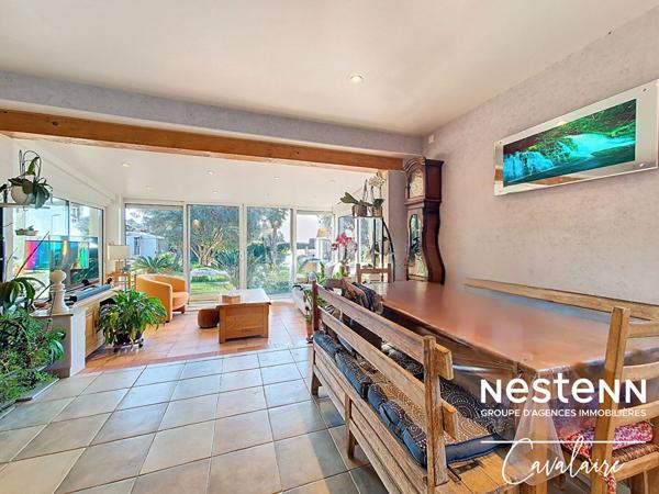 Maison d'environ 120 m² de plain-pied avec vue mer sur un terrain piscinable dans un quartier prisé de Cavalaire