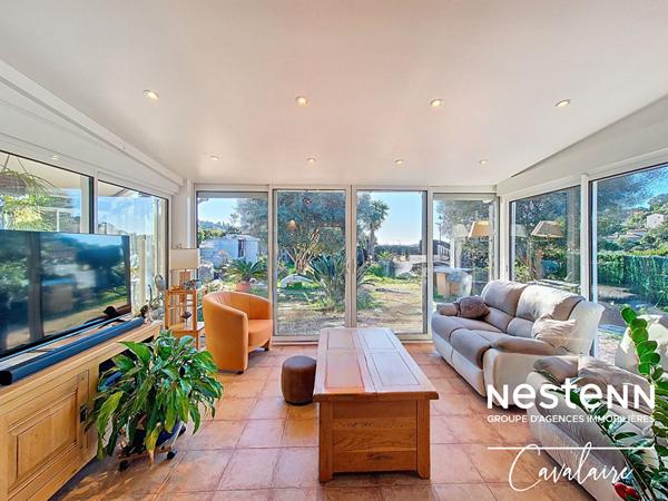 Maison d'environ 120 m² de plain-pied avec vue mer sur un terrain piscinable dans un quartier prisé de Cavalaire