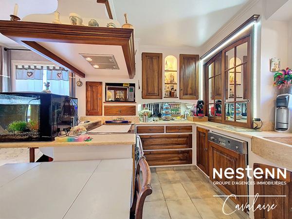 Maison d'environ 120 m² de plain-pied avec vue mer sur un terrain piscinable dans un quartier prisé de Cavalaire