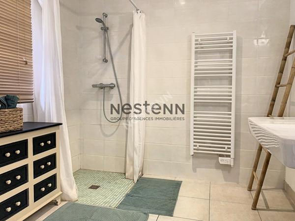 Charmante propriété en pierre dans un cadre paisible avec de superbes volumes