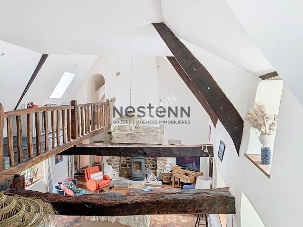 Charmante propriété en pierre dans un cadre paisible avec de superbes volumes