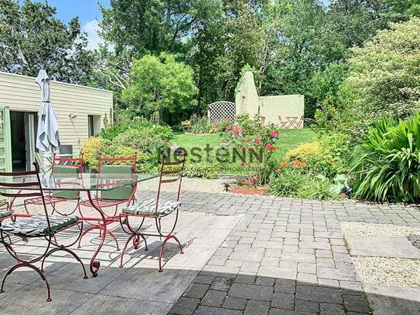 Charmante propriété en pierre dans un cadre paisible avec de superbes volumes