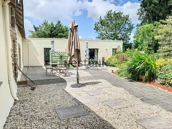 Charmante propriété en pierre dans un cadre paisible avec de superbes volumes