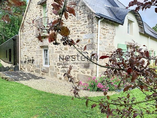 Charmante propriété en pierre dans un cadre paisible avec de superbes volumes