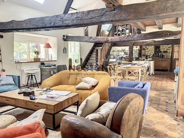 Charmante propriété en pierre dans un cadre paisible avec de superbes volumes