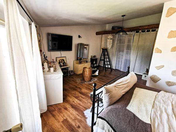 Vinon-sur-Verdon (83560) Maison 2 logements avec cour et terrasse