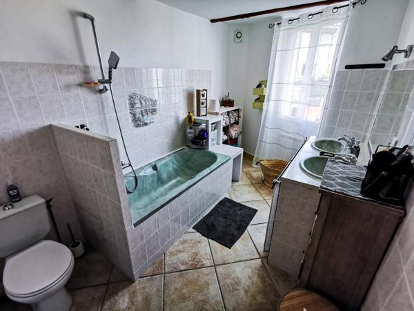 Vinon-sur-Verdon (83560) Maison 2 logements avec cour et terrasse