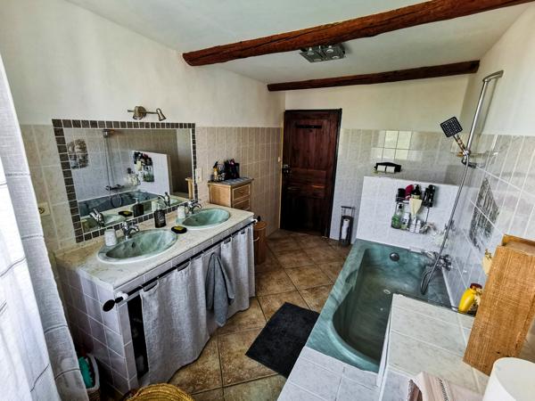 Vinon-sur-Verdon (83560) Maison 2 logements avec cour et terrasse