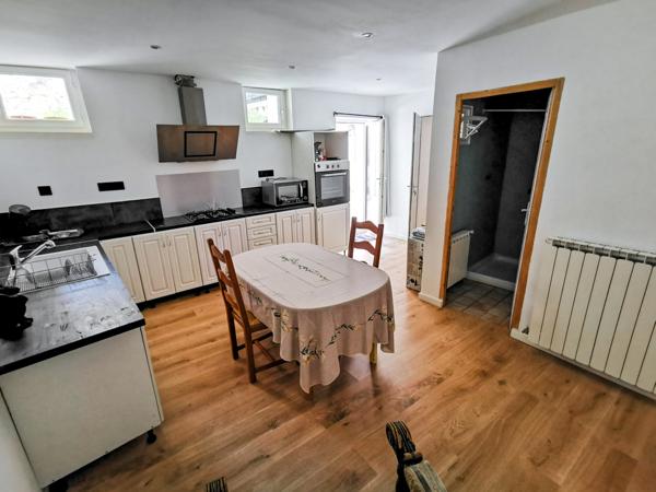 Vinon-sur-Verdon (83560) Maison 2 logements avec cour et terrasse