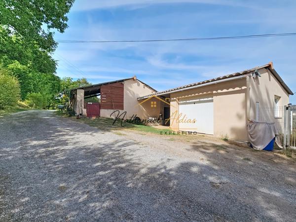 Maison avec logement indépendant, piscine, garage, écurie et terrain