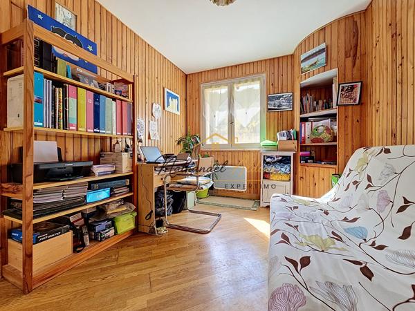 Maison avec logement indépendant, piscine, garage, écurie et terrain