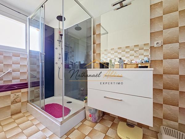 Maison avec logement indépendant, piscine, garage, écurie et terrain