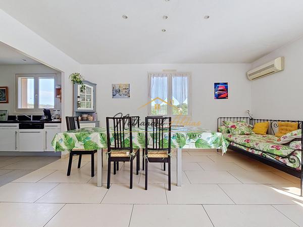 Maison avec logement indépendant, piscine, garage, écurie et terrain