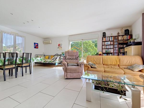 Maison avec logement indépendant, piscine, garage, écurie et terrain