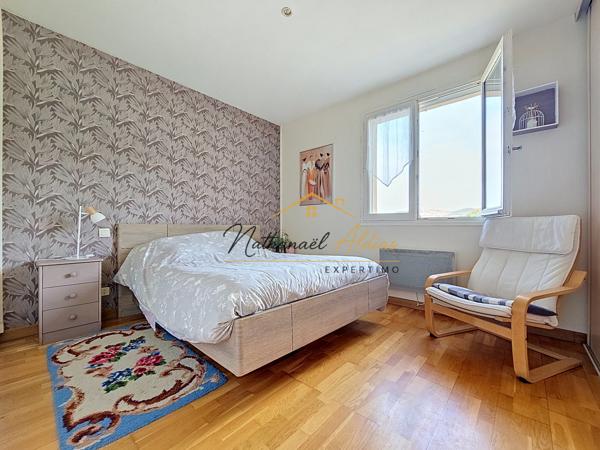 Maison avec logement indépendant, piscine, garage, écurie et terrain