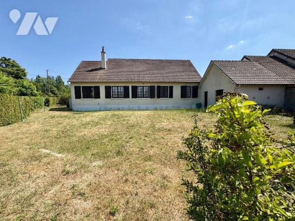 À Salbris, dans un quartier calme et agréable du Loir-et-Cher, proche des commodités et bordé d...