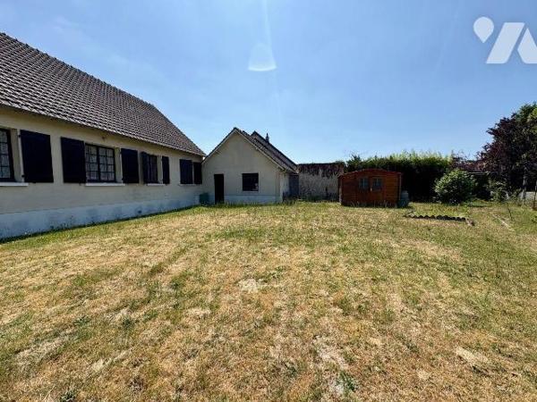 À Salbris, dans un quartier calme et agréable du Loir-et-Cher, proche des commodités et bordé d...